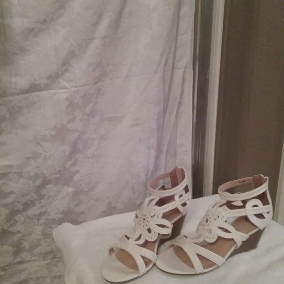 XO XO Soft Cream Sandals - Picture 3 of 3